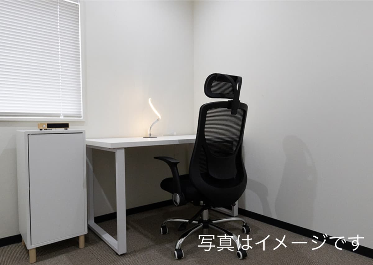専有部_個室。デスク、椅子、棚付きのオフィス家具付きです。