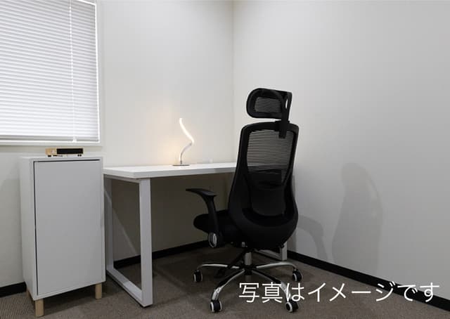 専有部_個室。デスク、椅子、棚付きのオフィス家具付きです。