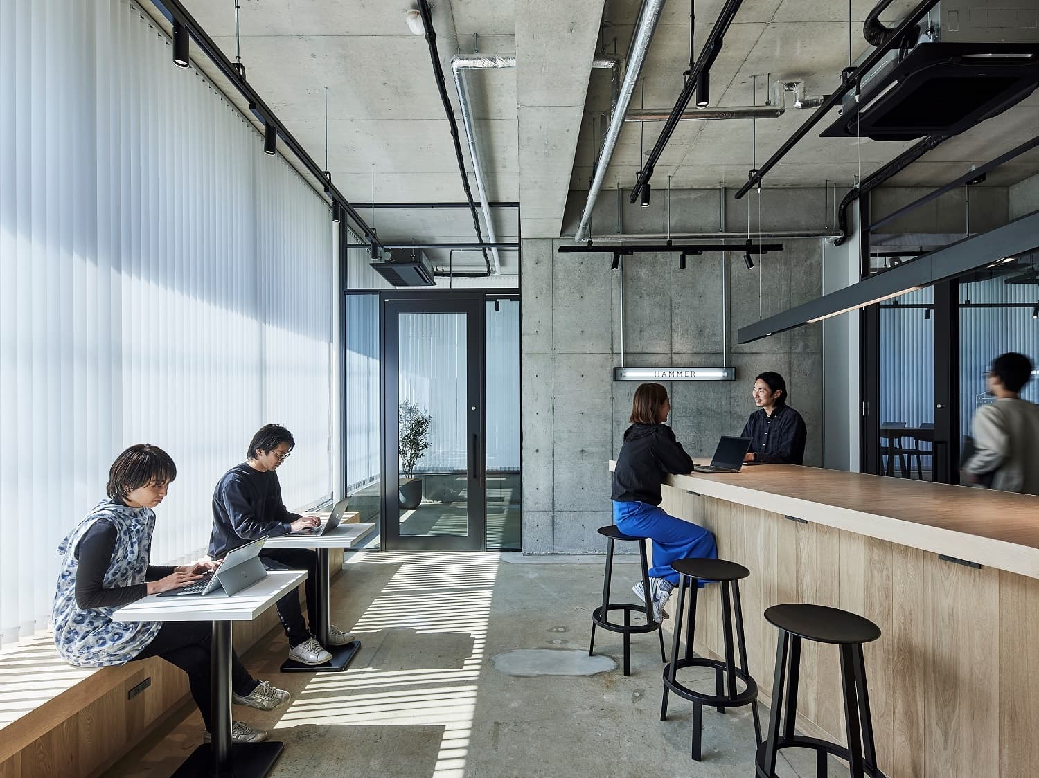 共用部_1Fキッチンスペース。入居者同士の交流はもちろん、社内メンバーのランチ場所としても利用できます。