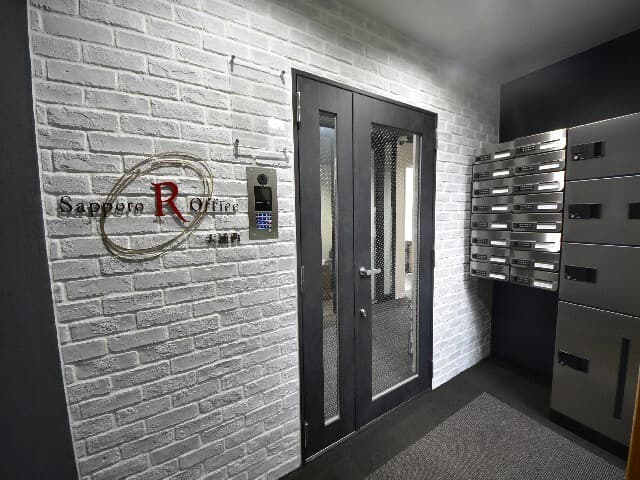 外観_エントランス。エントランス前に郵便ポストと宅配ボックスがあります。