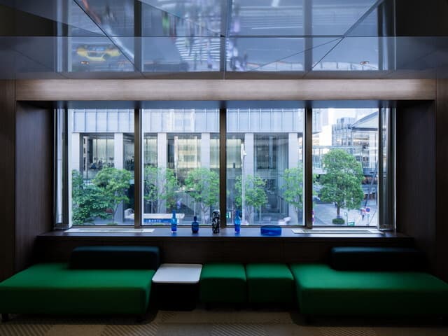 共用部_ラウンジ。緑が多く落ち着いた雰囲気を演出しています。