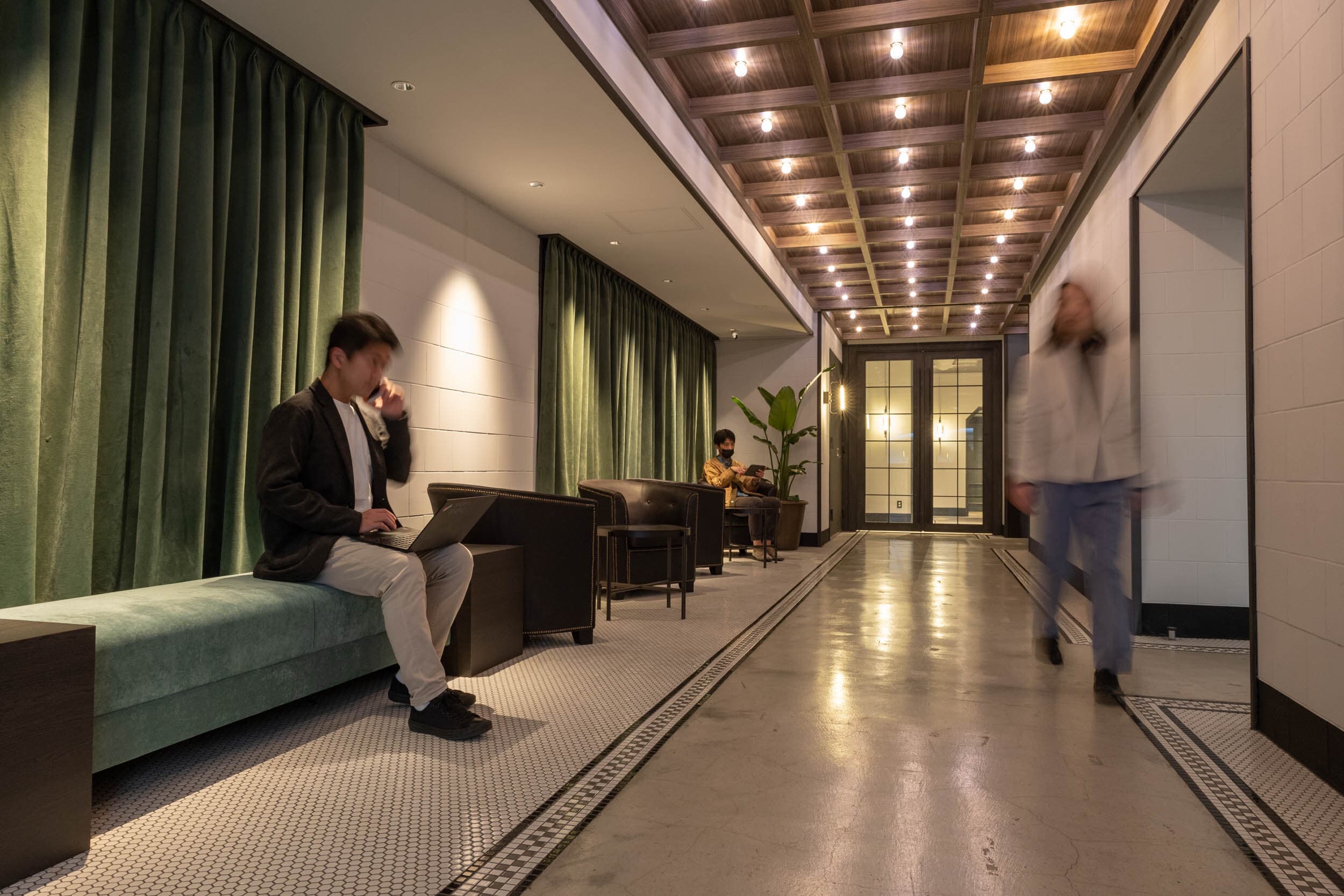 共用部_ロビーラウンジではお待ち合わせや打ち合わせなどに利用可能です。