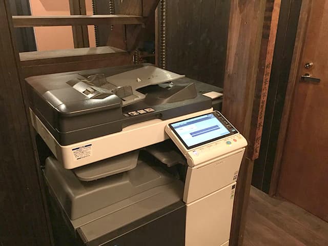設備_オフィスの中に複合機があるのでとても便利です。