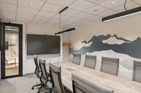 共有部_会議室。来客対応や打ち合わせ、大切な商談におすすめです。※画像はイメージです。©bizcomfort