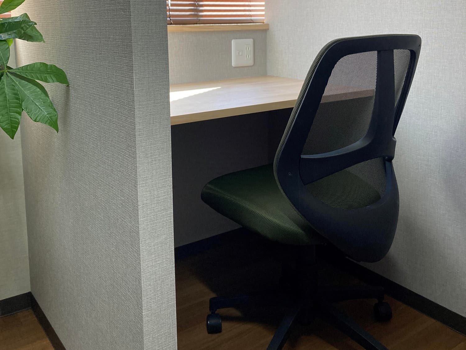 専用デスク_固定ブース。専用の机・椅子・棚・電源・高速有線Wi-Fiが完備されています。