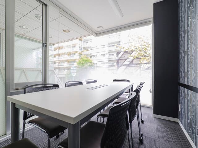 共用部_会議室。予約制の会議室では、プライバシーの確保された個室空間が利用できます。