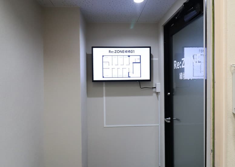 共用部_入口。シンプルなデザインの入口です。