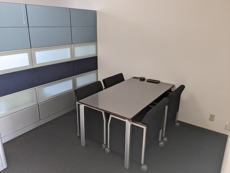 共用部_ミーティングスペース。通常の会議はもちろんのこと応接室としてもご利用いただけます。