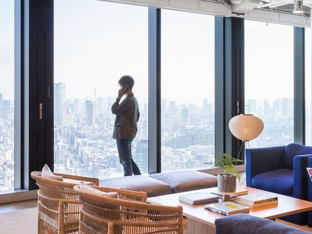 個室_大きな窓で開放的な空間です©WeWork