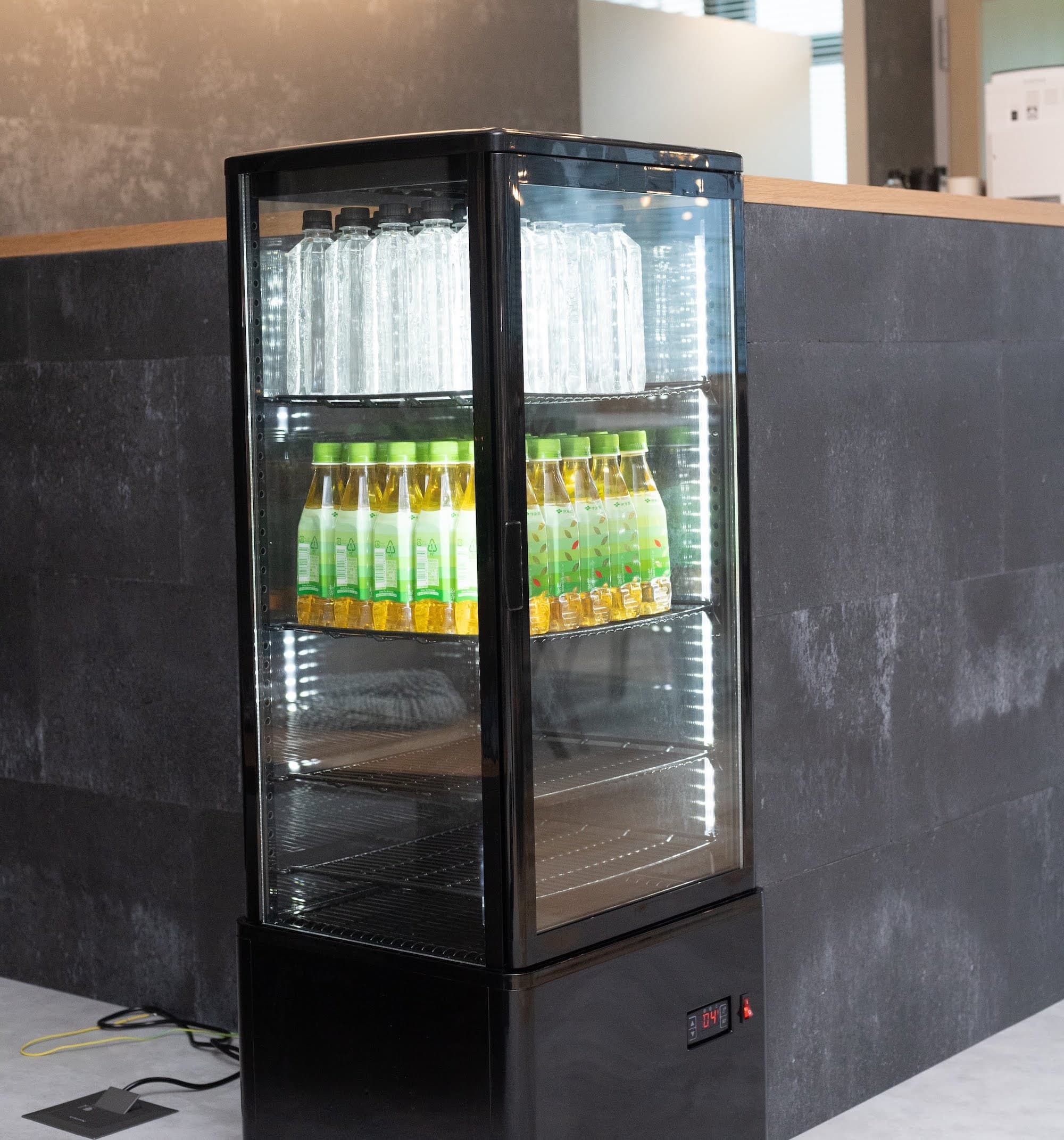 設備_コーヒー、ミネラルウォーター、お茶がフリードリンクとなっています。