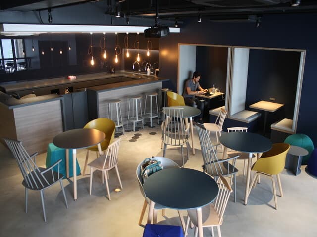共用部_カフェラウンジ。カフェのような空間で作業も捗るでしょう。