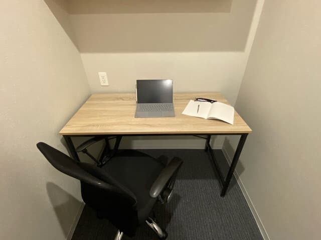 個室_明るさを意識したデザインで、窓のない部屋でも明るい場所で作業が出来ます。