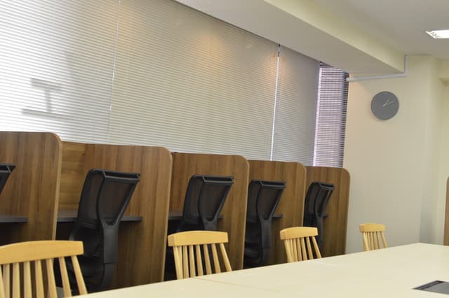 専用スペース_個室。席と席の間には仕切りがあるため、プライバシー面でも安心してご利用いただけます。