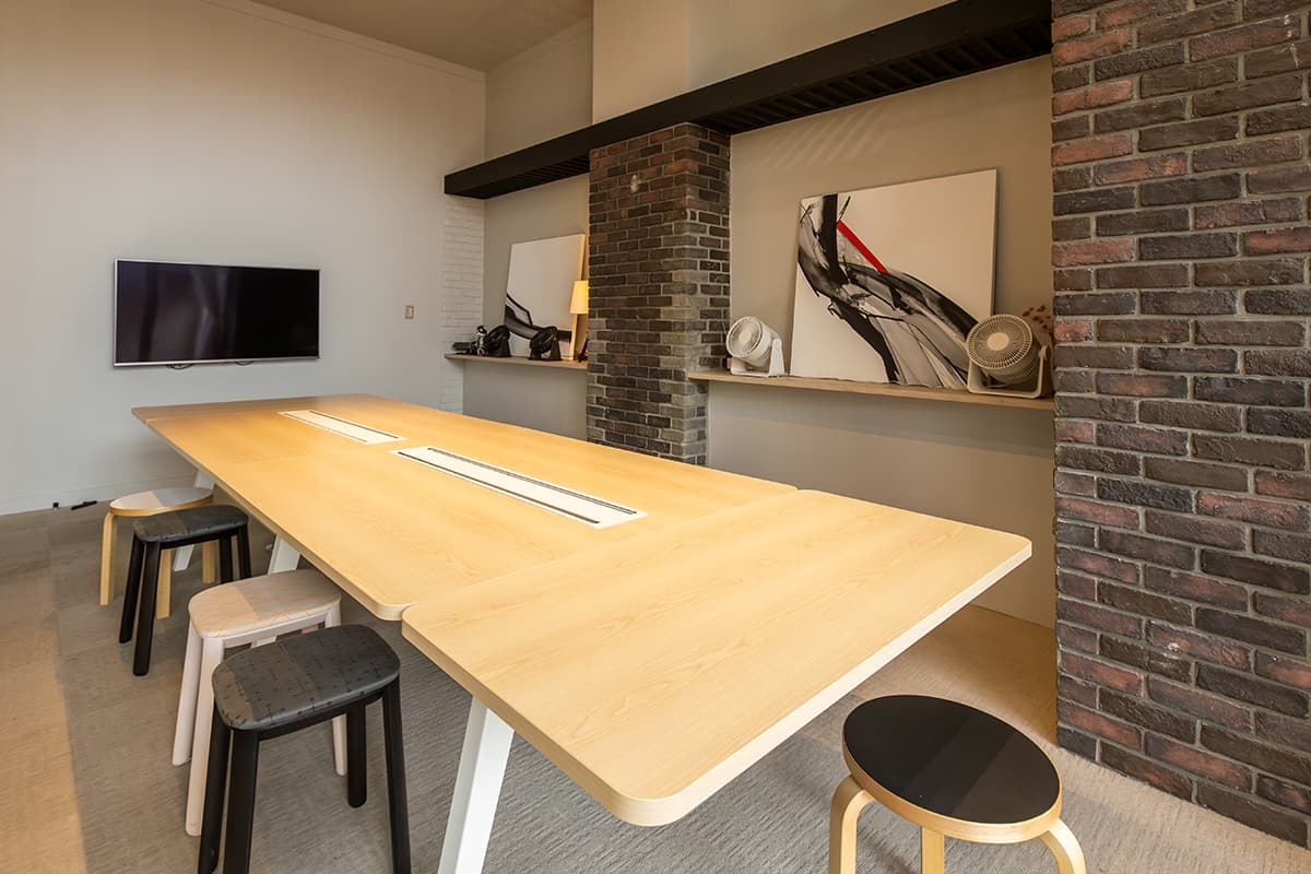 会議室_大人数でのミーティングも可能な会議室もご用意しています。 モニターも完備でテレビ会議にもご活用いただけます。