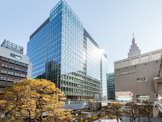 外観_新宿駅から徒歩7分という立地の新しいオフィスです©WeWork