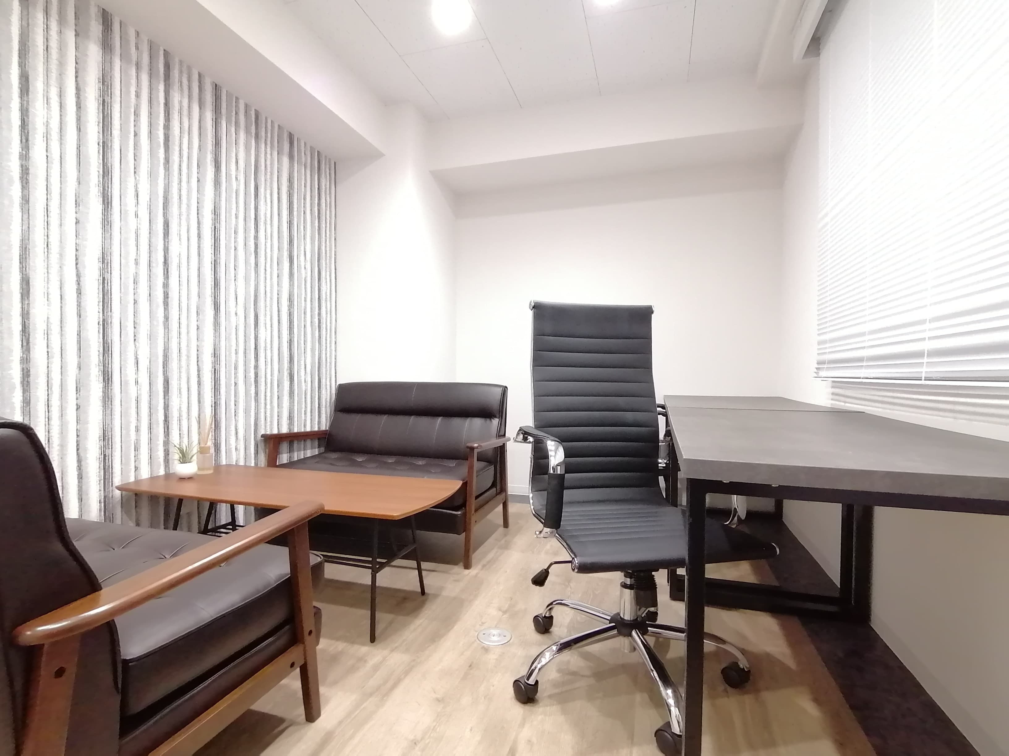 専有部_個室。個別空調と定員分の家具が設置された完全個室を24時間ご利用頂けます。