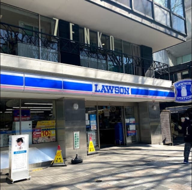 近隣のコンビニ_ローソン 神宮前四丁目店(徒歩1分)
