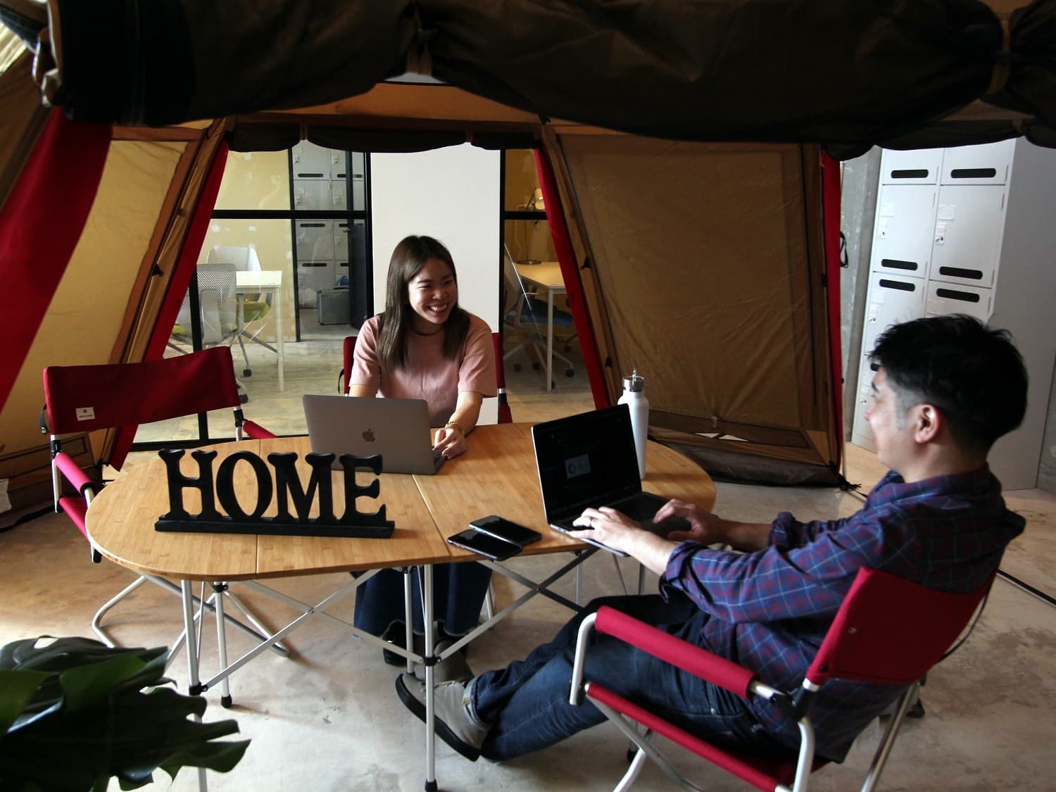 共用部_打ち合わせ可能なテントルーム。テントの中に集まり、いつもと違った空間で活発な議論を進めることが出来ます。