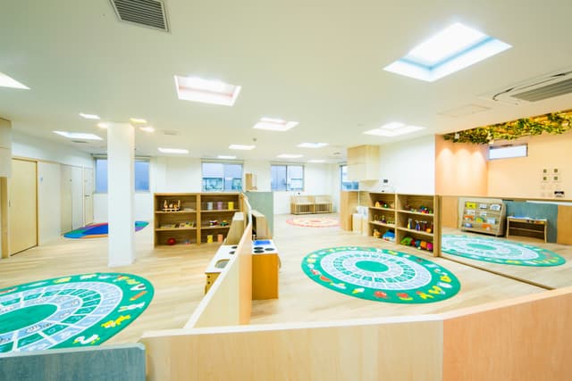 保育施設_3Fの「子どもの空間」は壁が少なく子どもたちが目一杯遊べる広々とした空間設計です