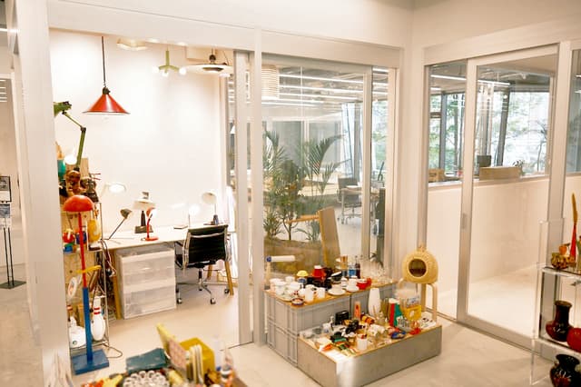 専用スペース_ショップオフィス。窓付きのコンパクトなお部屋です。