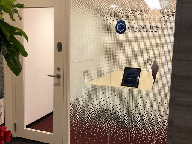 受付_エントランス。受付にあるタッチパネルで来客者をご案内します。