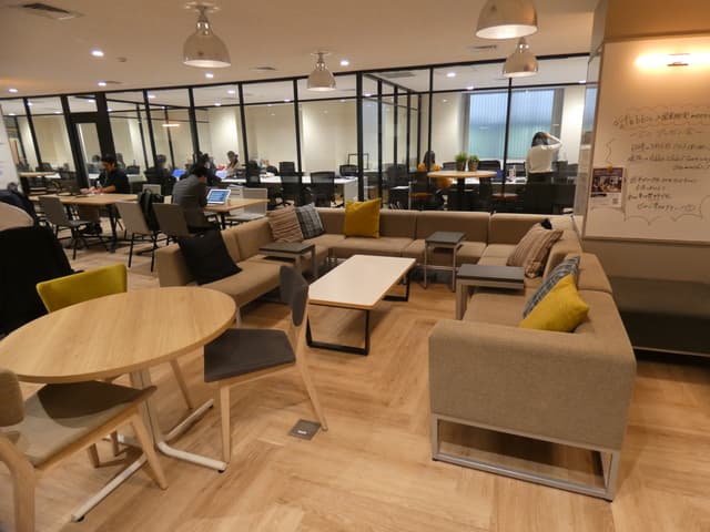 ミーティングスペース_大人数で使用できるソファー席もあります