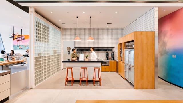 キッチン_キッチンは電子レンジやコーヒーサーバーを完備©WeWork