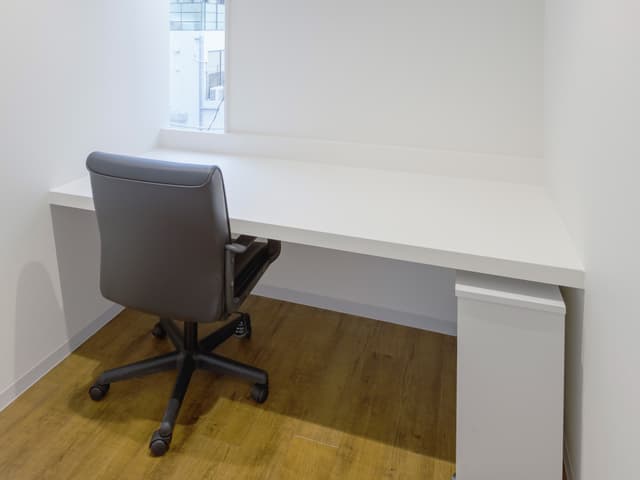 個室_4Fakasakaのお部屋です。広めの個室のため、閉塞感を感じず快適に仕事に取り組めます。