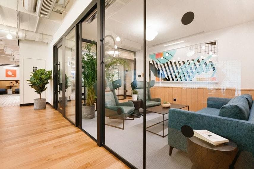 会議室_明るく爽やかな会議室で商談もうまく進みそうです©WeWork
