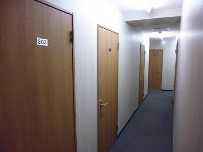 内観_廊下部分の写真です。各個室に鍵がついており、セキュリティも安心です。