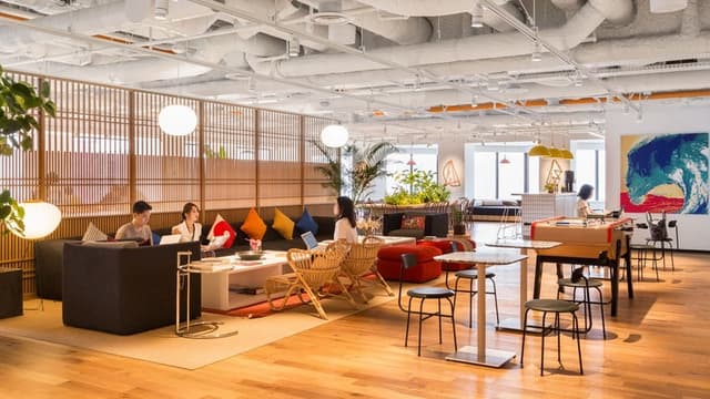 共用部_ラウンジ。広くて開放的なラウンジです。※写真はイメージです。© WeWork
