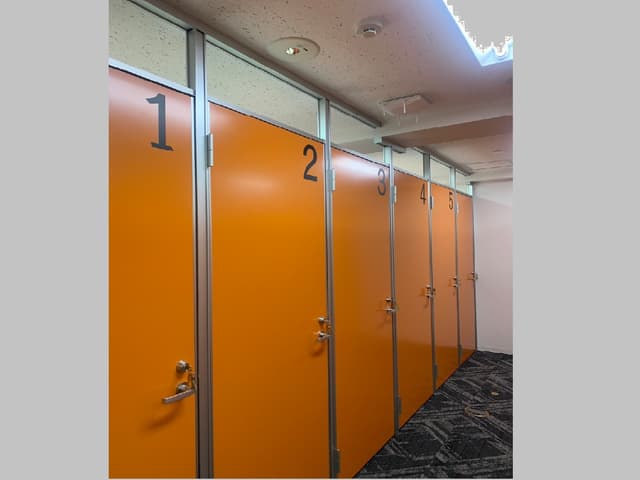共用部_廊下。各部屋は広さに応じてタイプが異なっています。