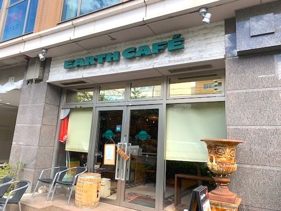 近隣の飲食店_オフィスの隣にはおしゃれなカフェがあります