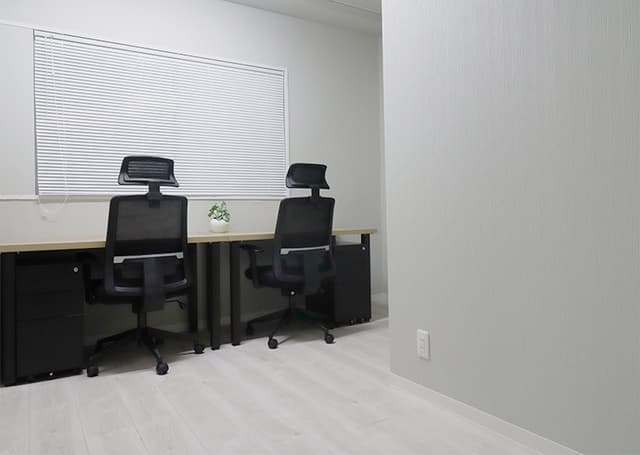 専有部_個室。家具、インターネット環境完備です。