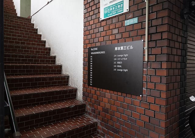 外観_入り口。入り口にはオートロックの鍵があり、すべての廊下が映るように防犯カメラが設置されています。