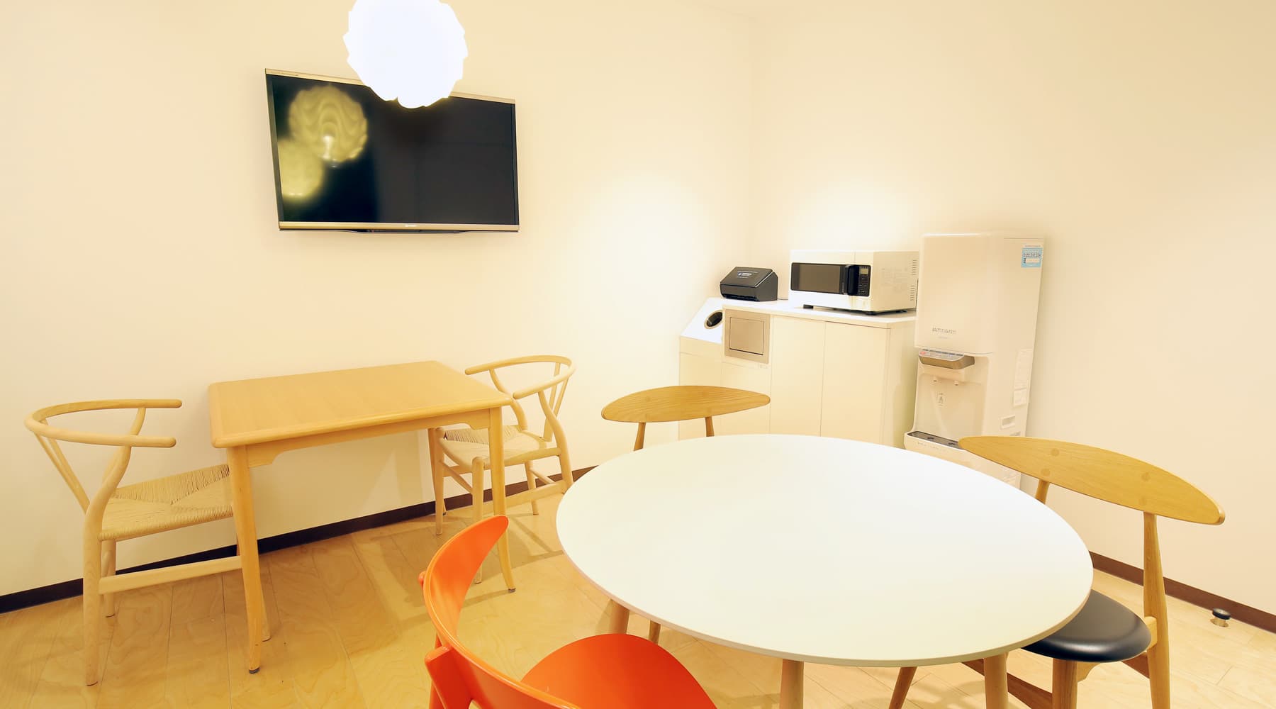 アワーズルーム_飲食可能なので、ランチタイムにおすすめの空間です。