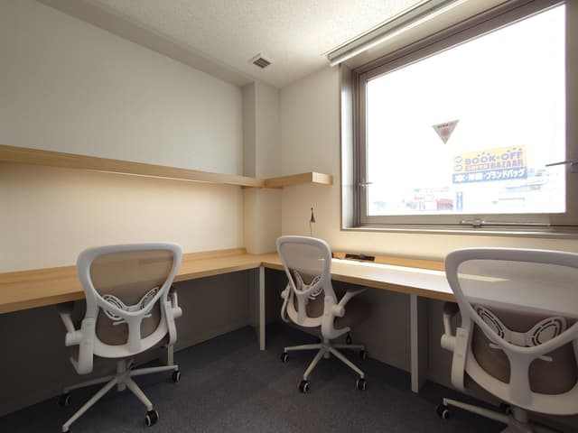 個室_3名用。家具付き完全個室です。