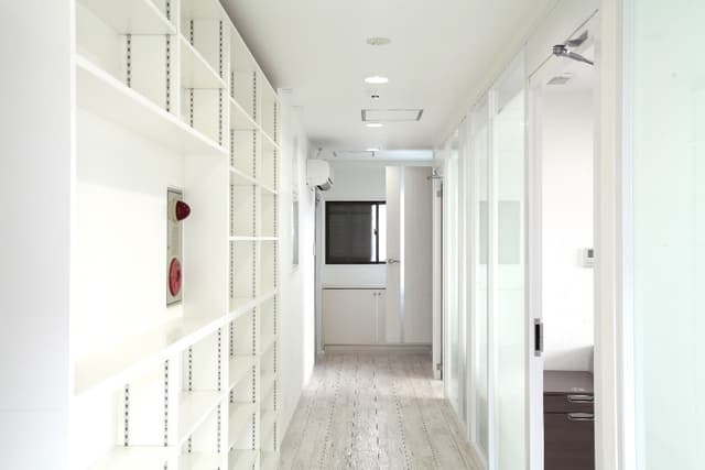 共用部_廊下_明るい印象のオフィスです。