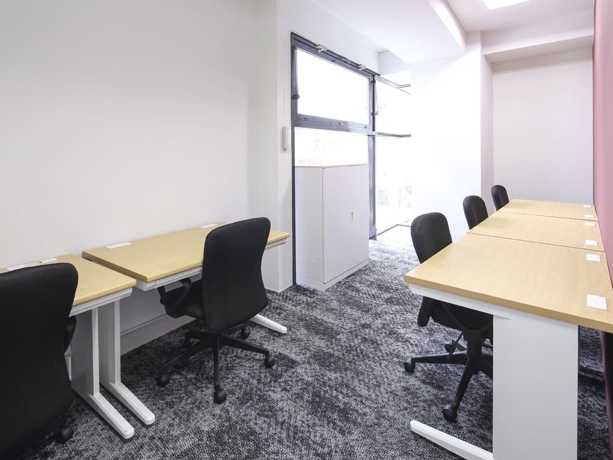 個室_窓のあるオフィスは、陽の光が差し込んで明るいお部屋となっています。