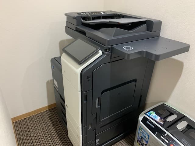 共用設備_複合機。白黒コピーは6円から利用可能です。