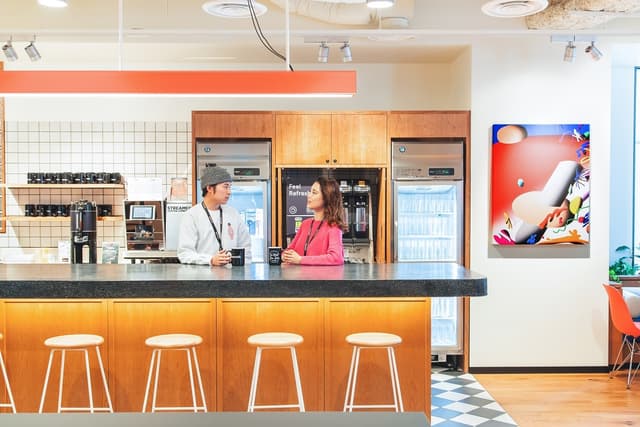 共用部_パントリーです。リフレッシュできるキッチンには様々な設備が整っています©WeWork