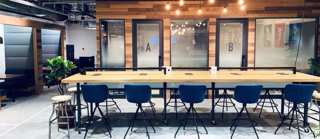 フリー席_リーズナブルな価格で充実した設備サービスをご利用頂けます。スペシャルティコーヒーもいつでも無料です。