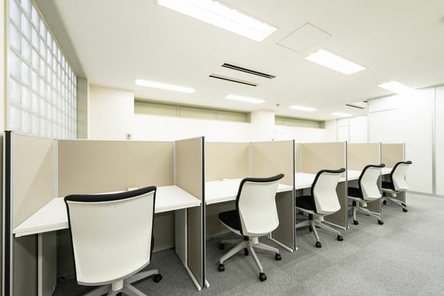 共有部_フリーデスク。広々としたデスクでパーテーションも設置されています。