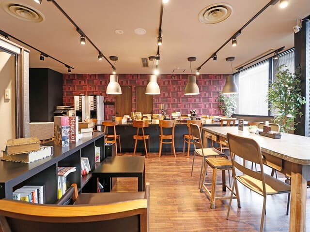 共用部_ラウンジ。カフェのようなラウンジは作業や休憩などさまざまな用途で利用出来ます。