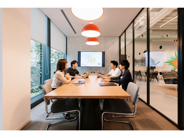 会議室。WeWork(ウィーワーク)アイスバーグには全部で9室の会議室があり、毎月一定時間まで無料で使えます。※写真はイメージです。© WeWork