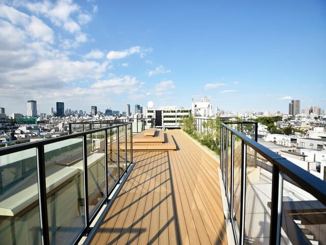 共用部_ルーフトップテラス。都内を一望できる開放的な空間です。
