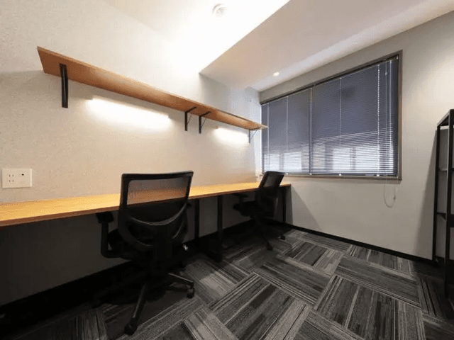 個室。家具付きのお部屋です。©bizcomfort