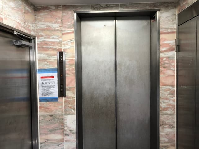 外観_ビルに入ってすぐの写真です。エレベータがあります。