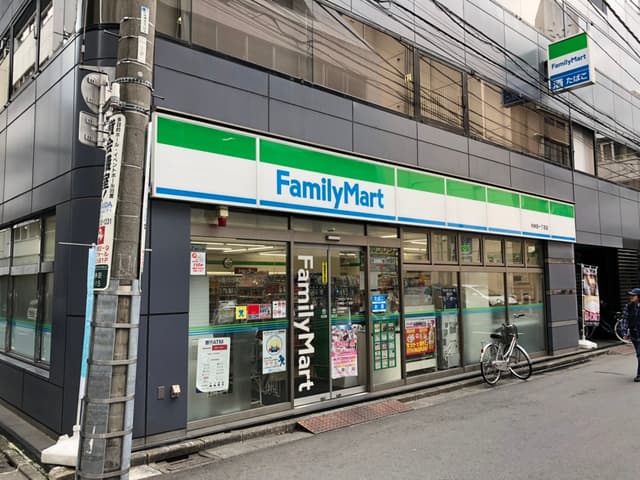 周辺のコンビニ_物件から徒歩1分の所に、ファミリーマート内神田1丁目店があります。飲食物やちょっとした文房具が必要な際に便利です。