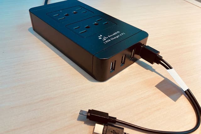 設備_全席に4口コンセント、USBタップ&充電ケーブルが設置されています。